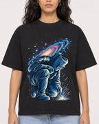 Mockup Boxy Heavyweight Tee Black female close-up 07
