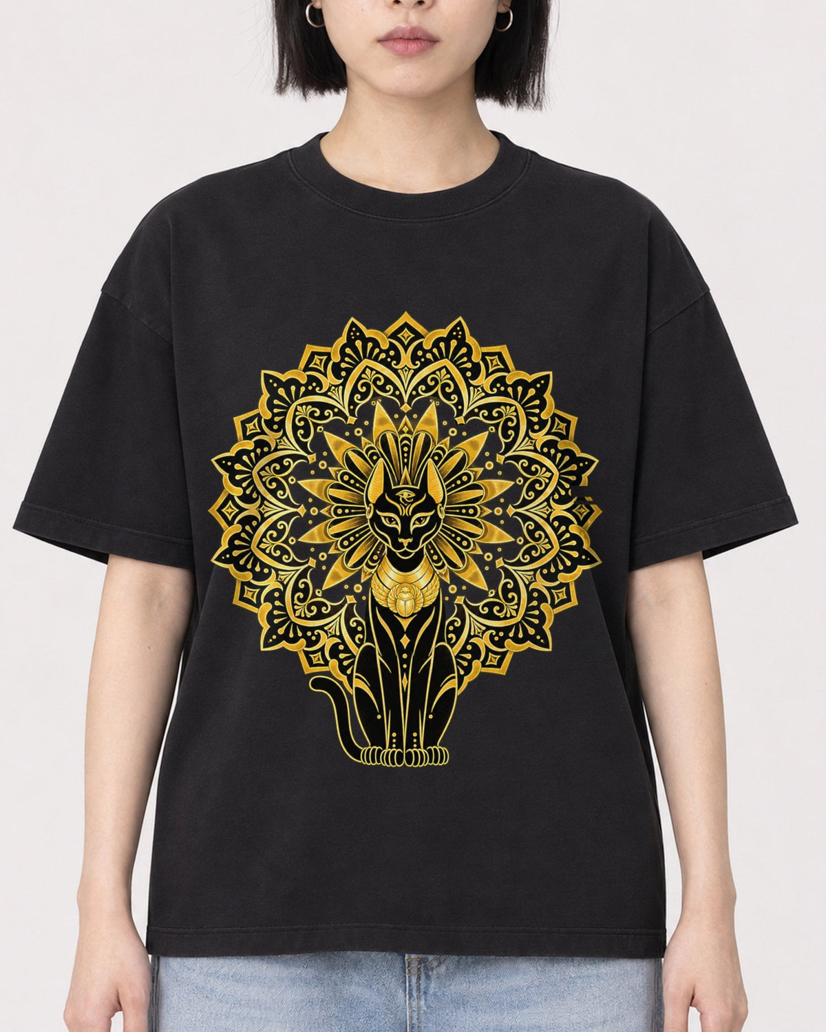 Mockup Boxy Heavyweight Tee Black female close-up 11