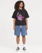 Mockup Boxy Heavyweight Tee Black female full-body 05