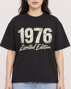 Mockup Boxy Heavyweight Tee Black female close-up 03