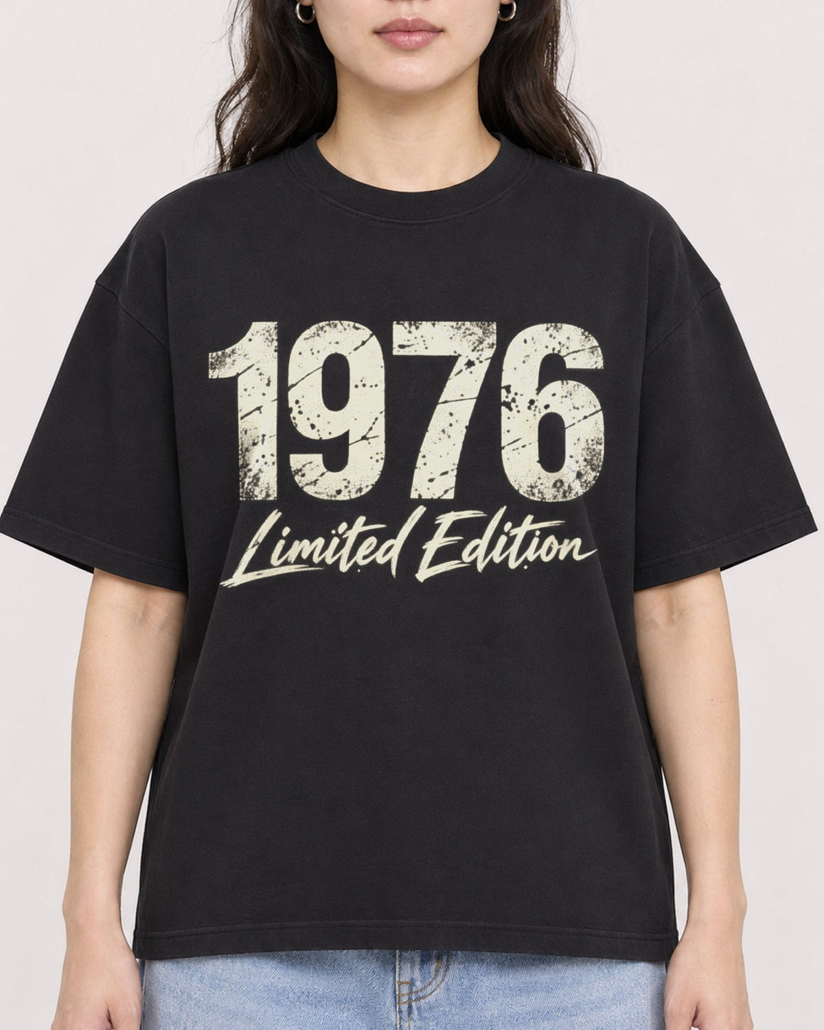 Mockup Boxy Heavyweight Tee Black female close-up 03