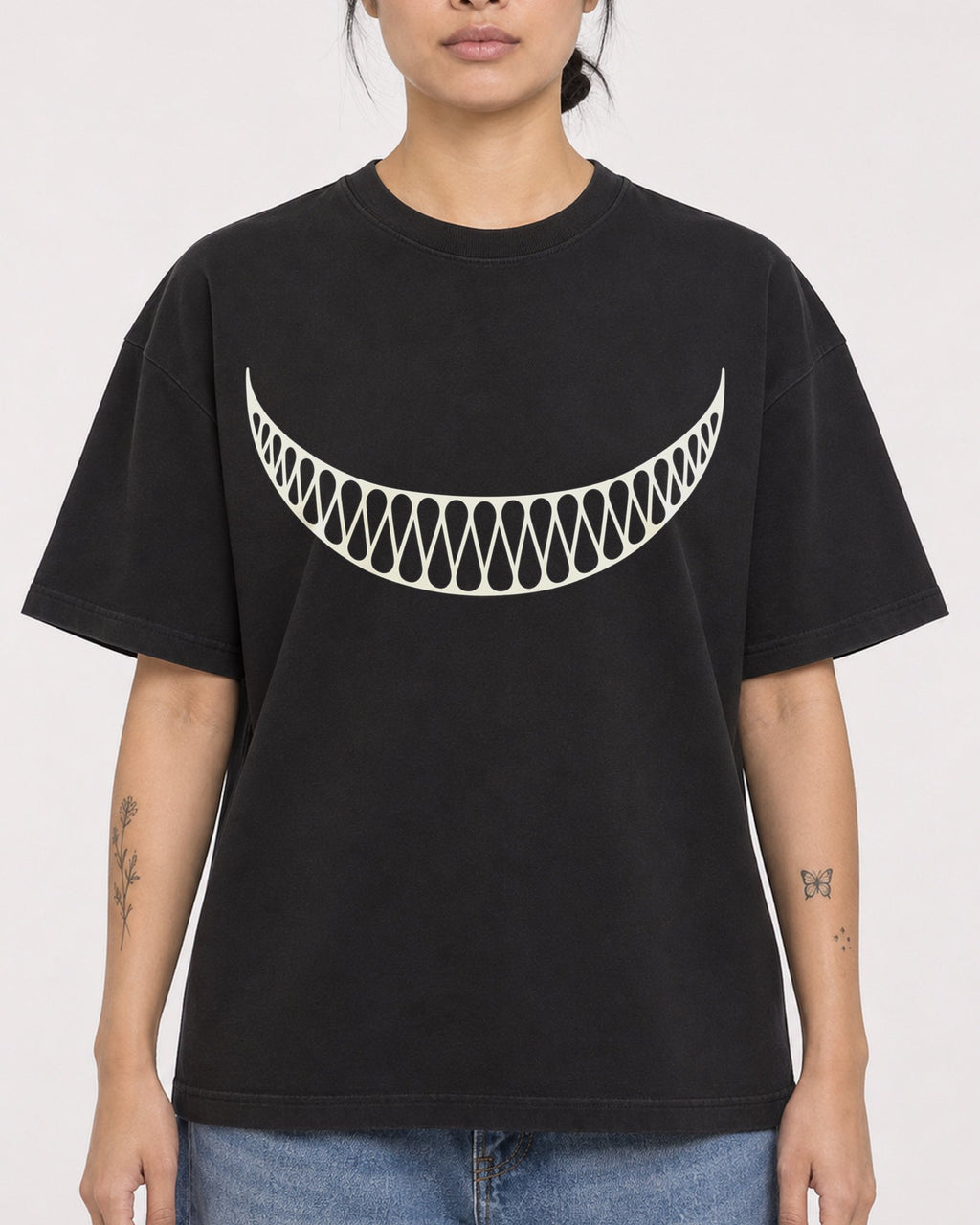 Mockup Boxy Heavyweight Tee Black female close-up 12