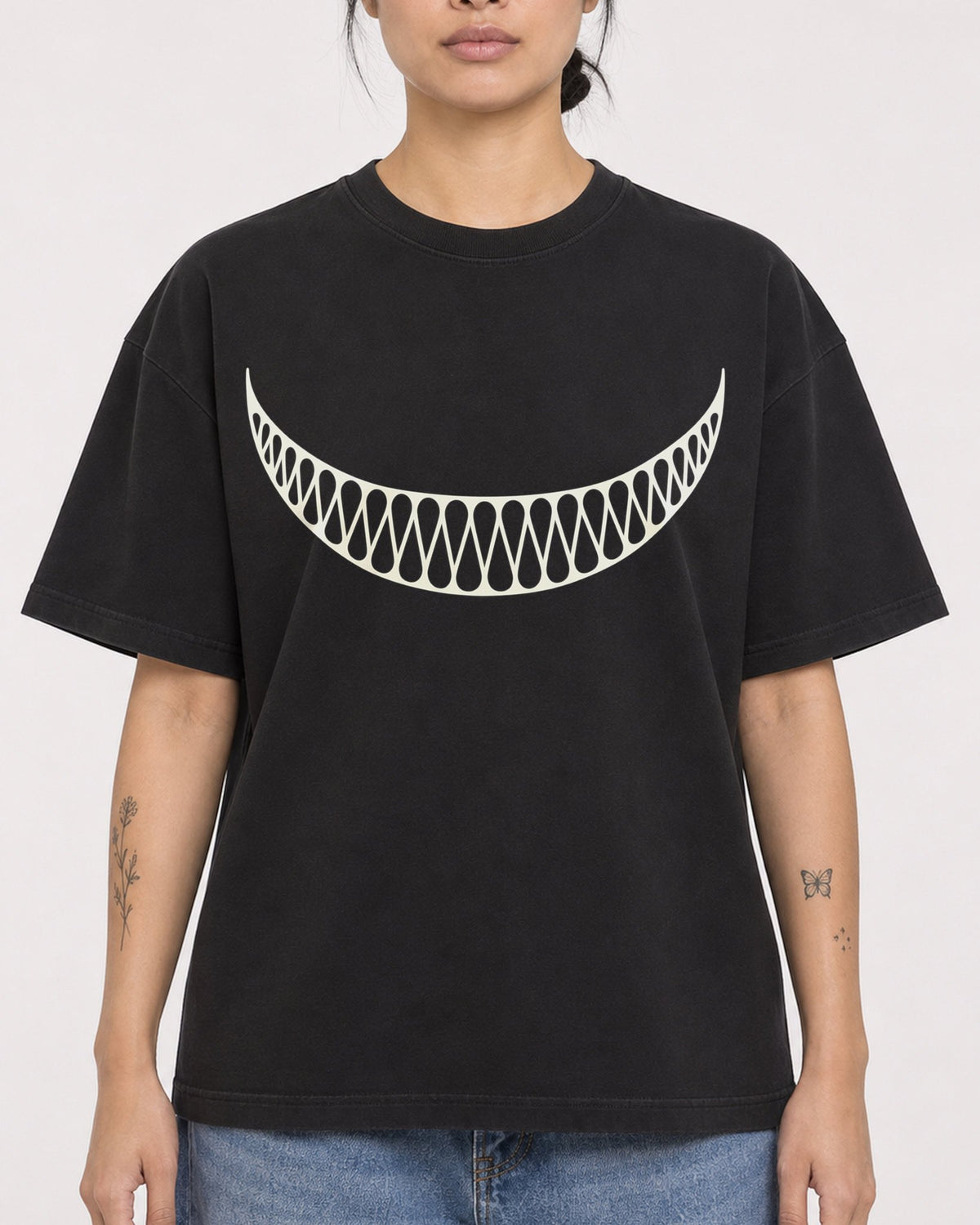 Mockup Boxy Heavyweight Tee Black female close-up 12