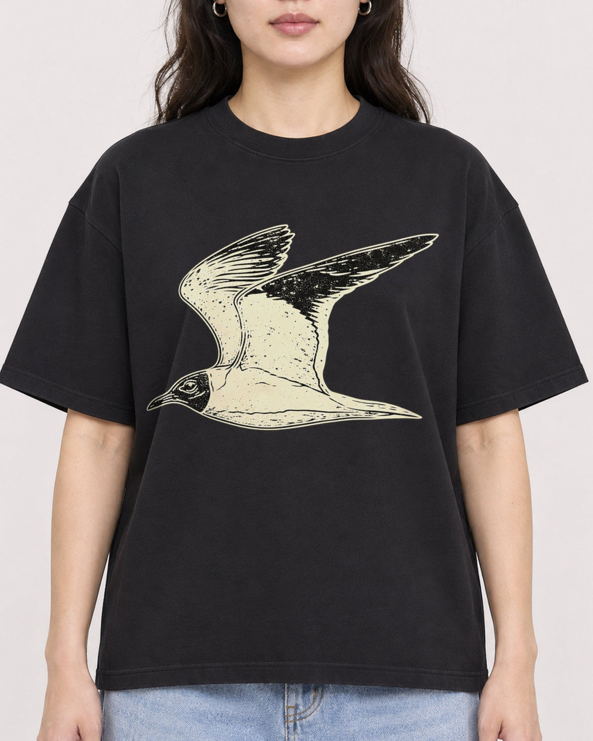 Mockup Boxy Heavyweight Tee Black female close-up 03