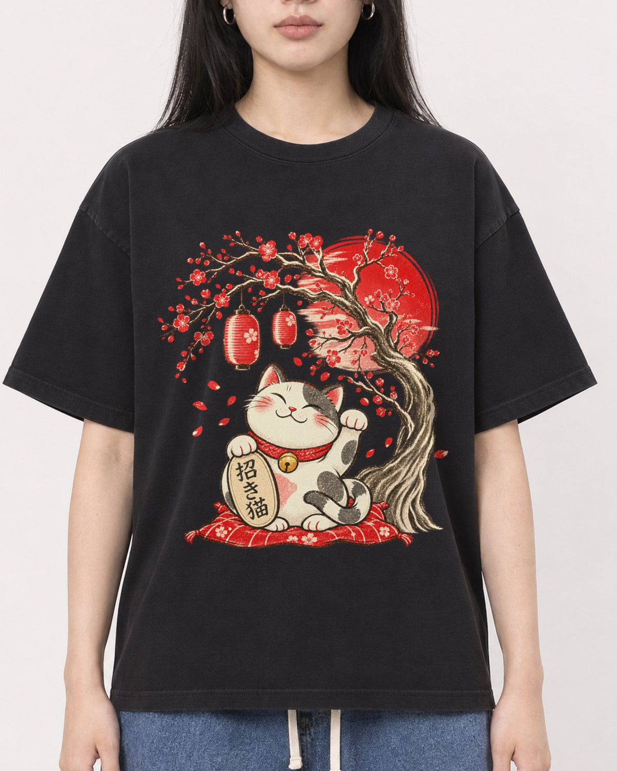 Mockup Boxy Heavyweight Tee Black female close-up 01