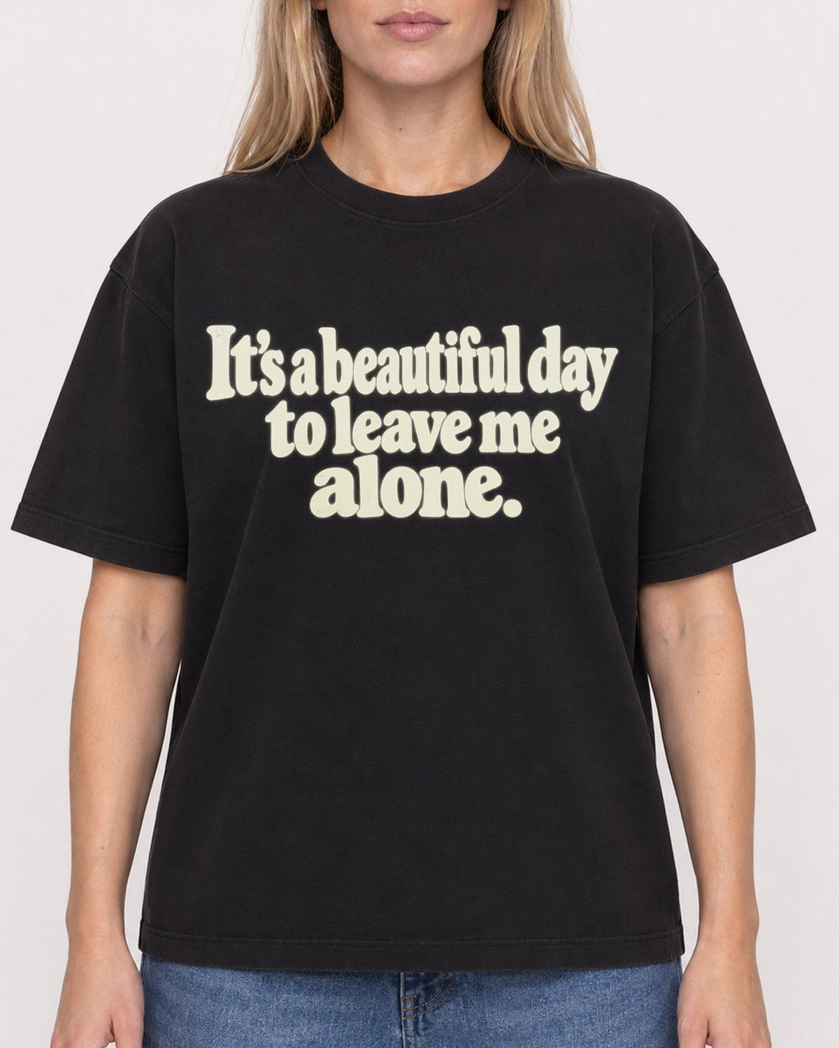 Mockup Boxy Heavyweight Tee Black female close-up 08