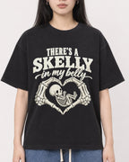 Mockup Boxy Heavyweight Tee Black female close-up 01