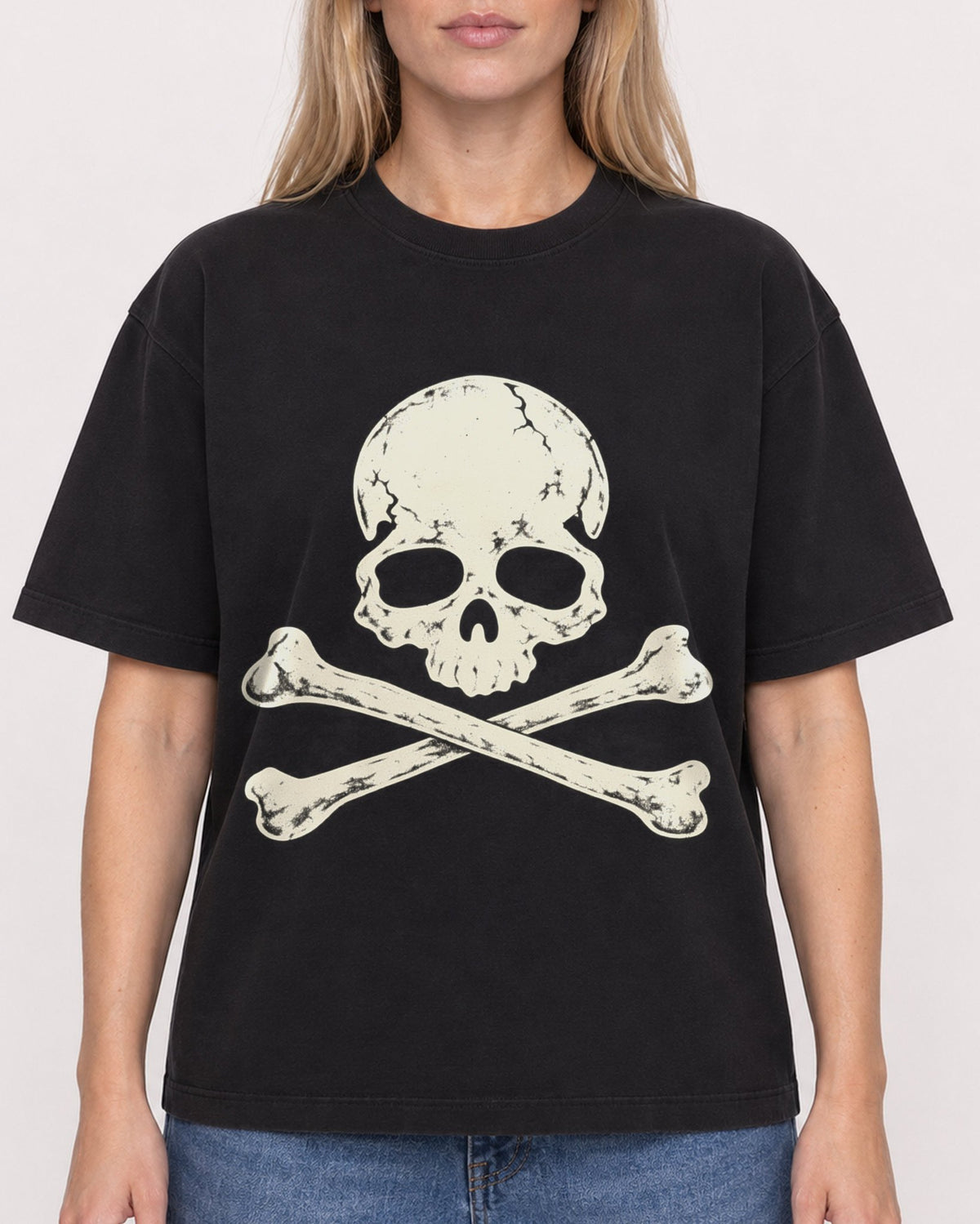 Mockup Boxy Heavyweight Tee Black female close-up 08
