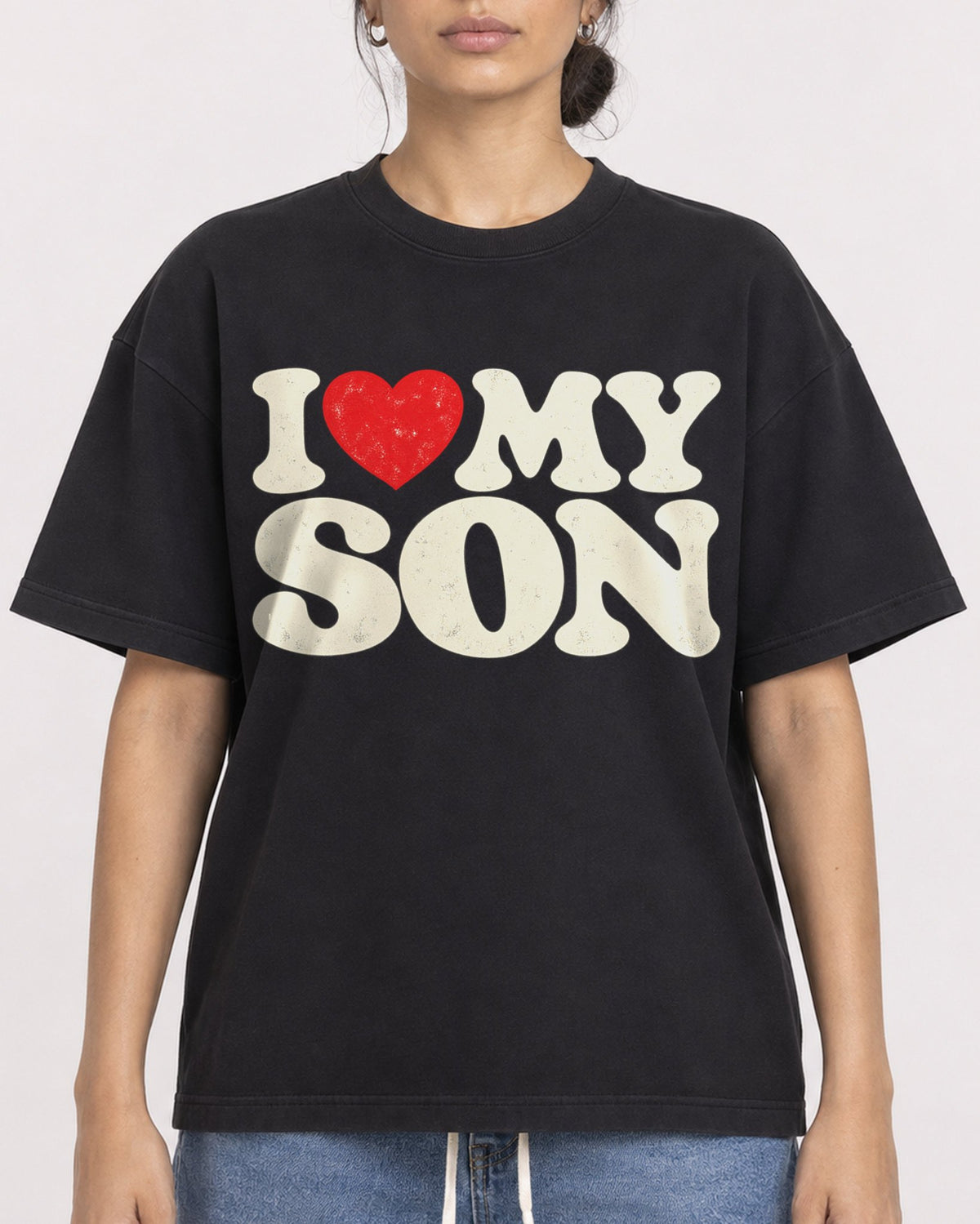 Mockup Boxy Heavyweight Tee Black female close-up 17