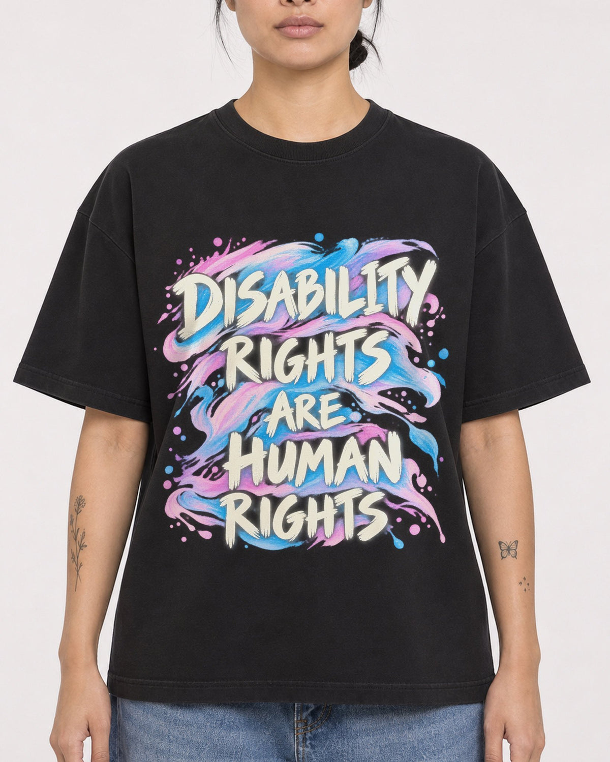 Mockup Boxy Heavyweight Tee Black female close-up 12