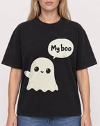 Mockup Boxy Heavyweight Tee Black female close-up 08