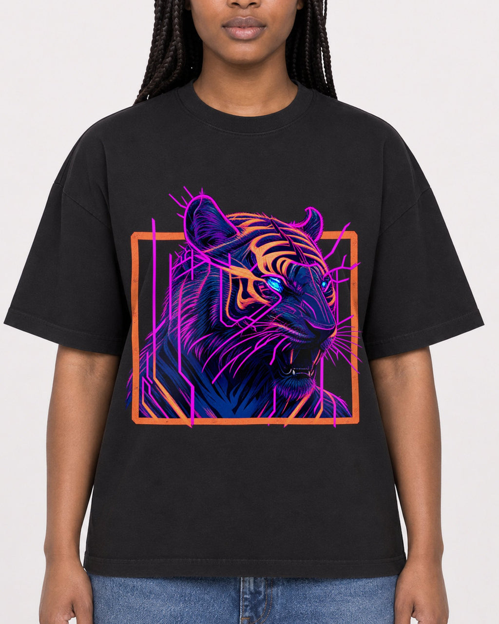 Mockup Boxy Heavyweight Tee Black female close-up 04