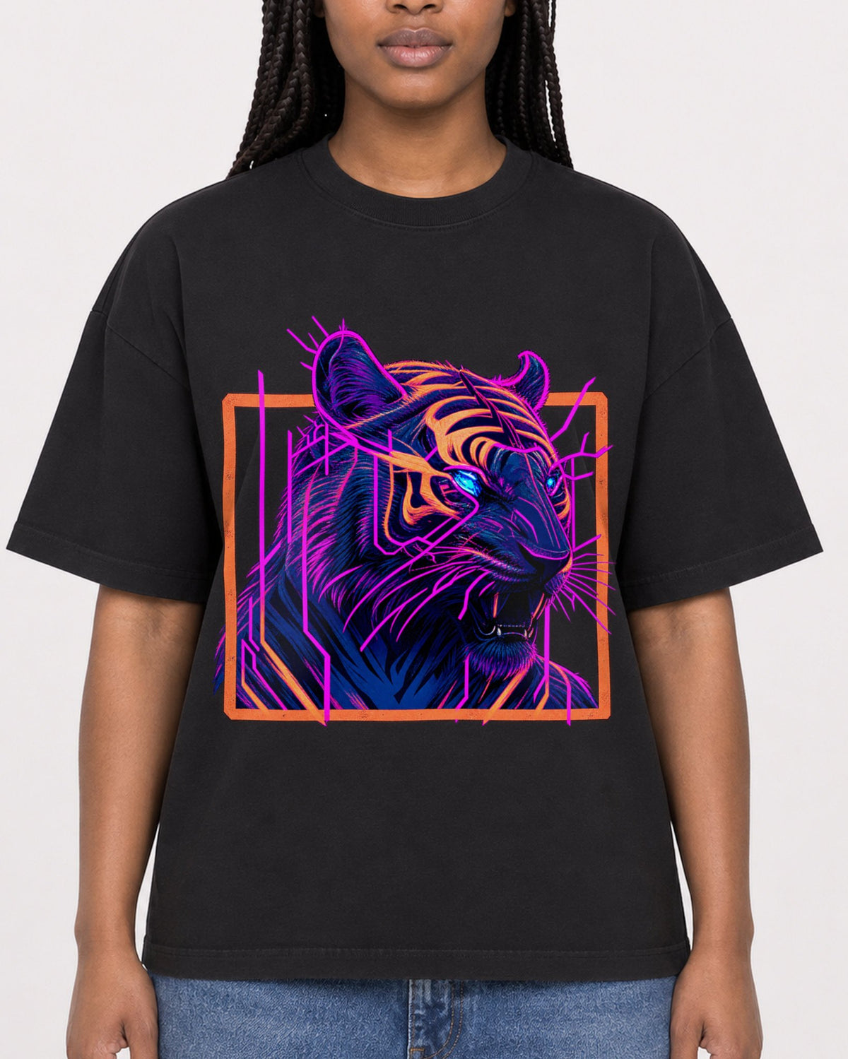 Mockup Boxy Heavyweight Tee Black female close-up 04