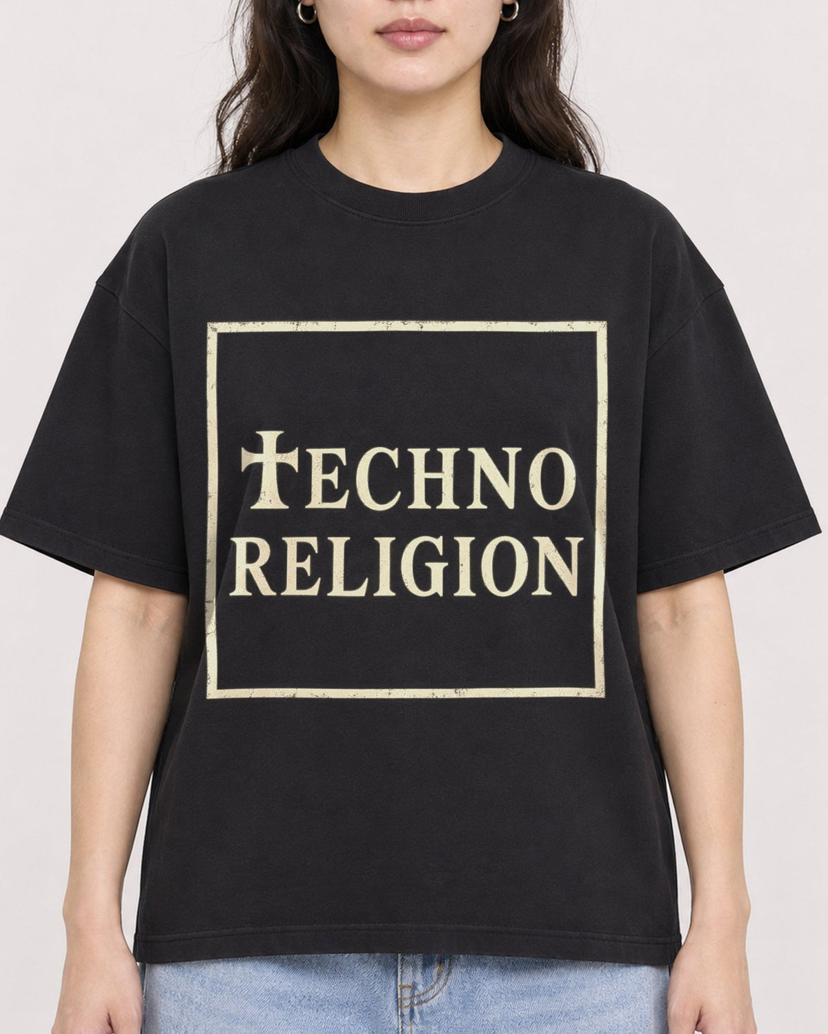 Mockup Boxy Heavyweight Tee Black female close-up 03