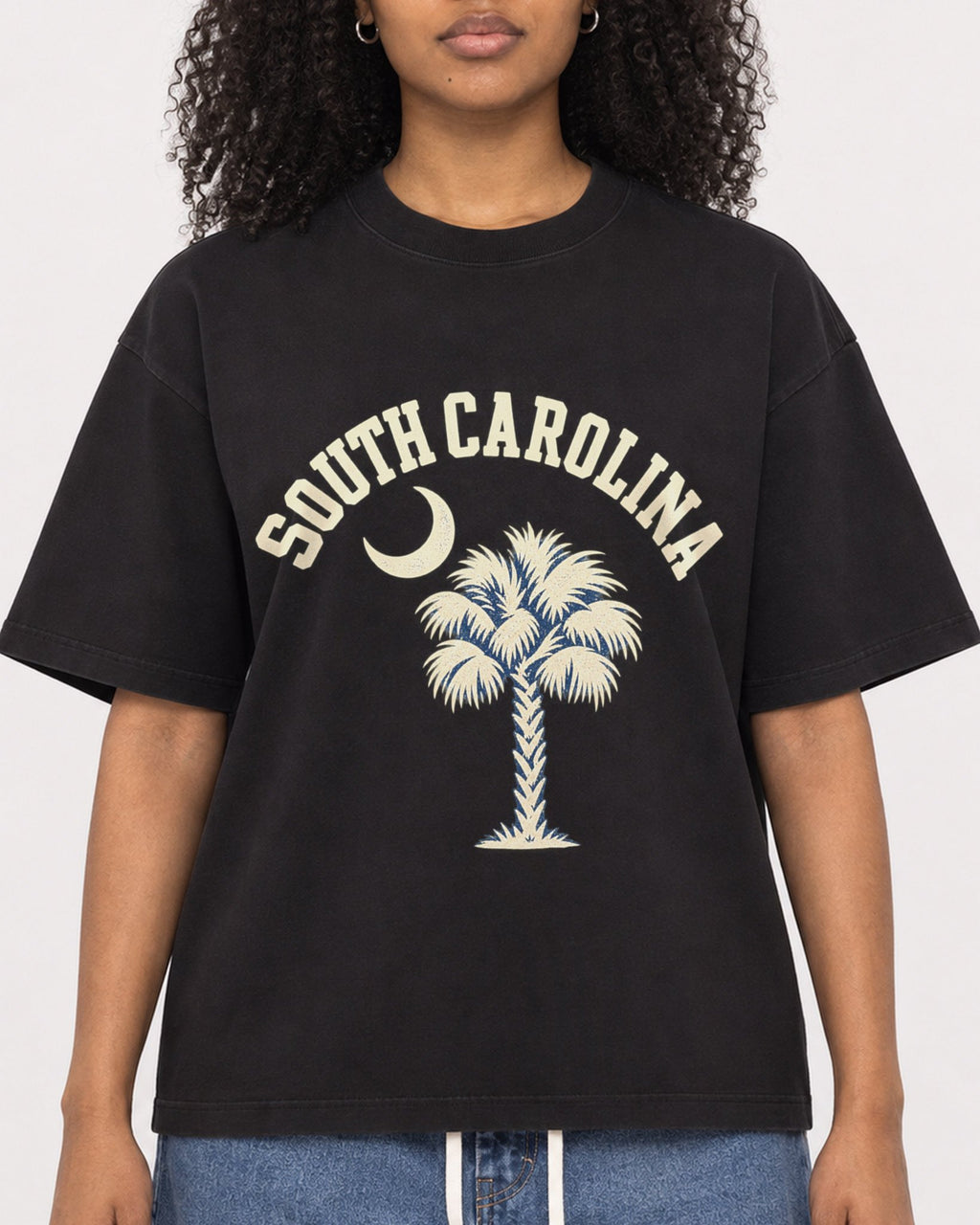Mockup Boxy Heavyweight Tee Black female close-up 05