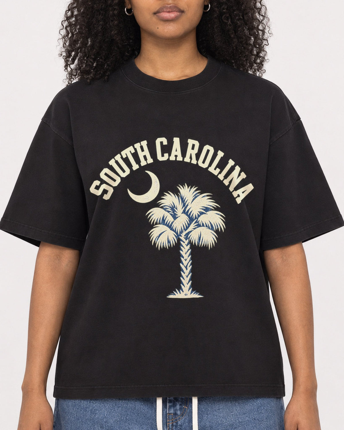 Mockup Boxy Heavyweight Tee Black female close-up 05
