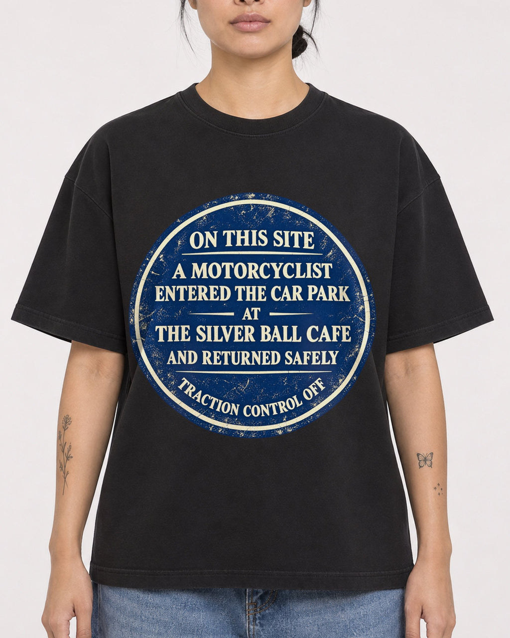 Mockup Boxy Heavyweight Tee Black female close-up 12