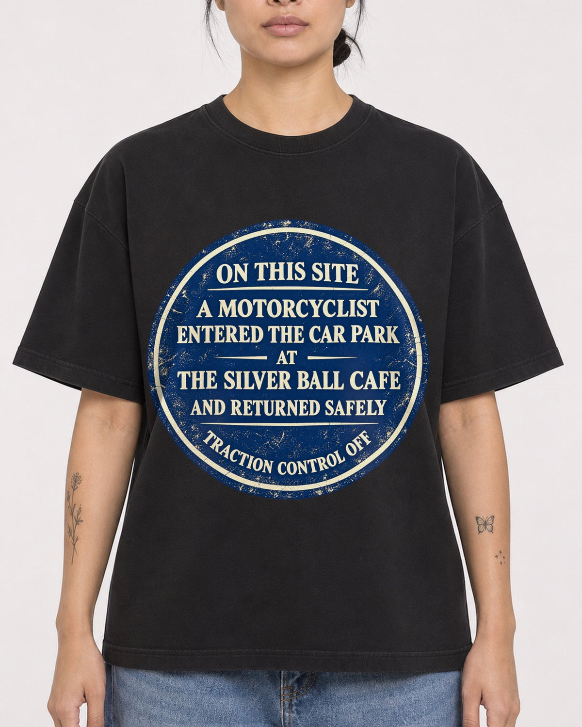 Mockup Boxy Heavyweight Tee Black female close-up 12