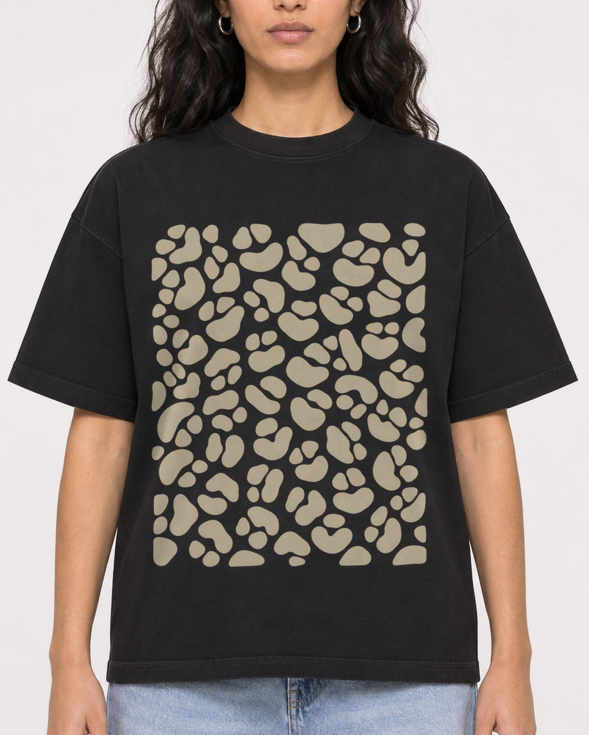 Mockup Boxy Heavyweight Tee Black female close-up 07