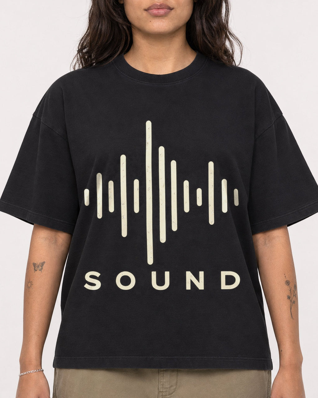Mockup Boxy Heavyweight Tee Black female close-up 06