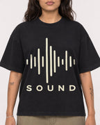 Mockup Boxy Heavyweight Tee Black female close-up 06