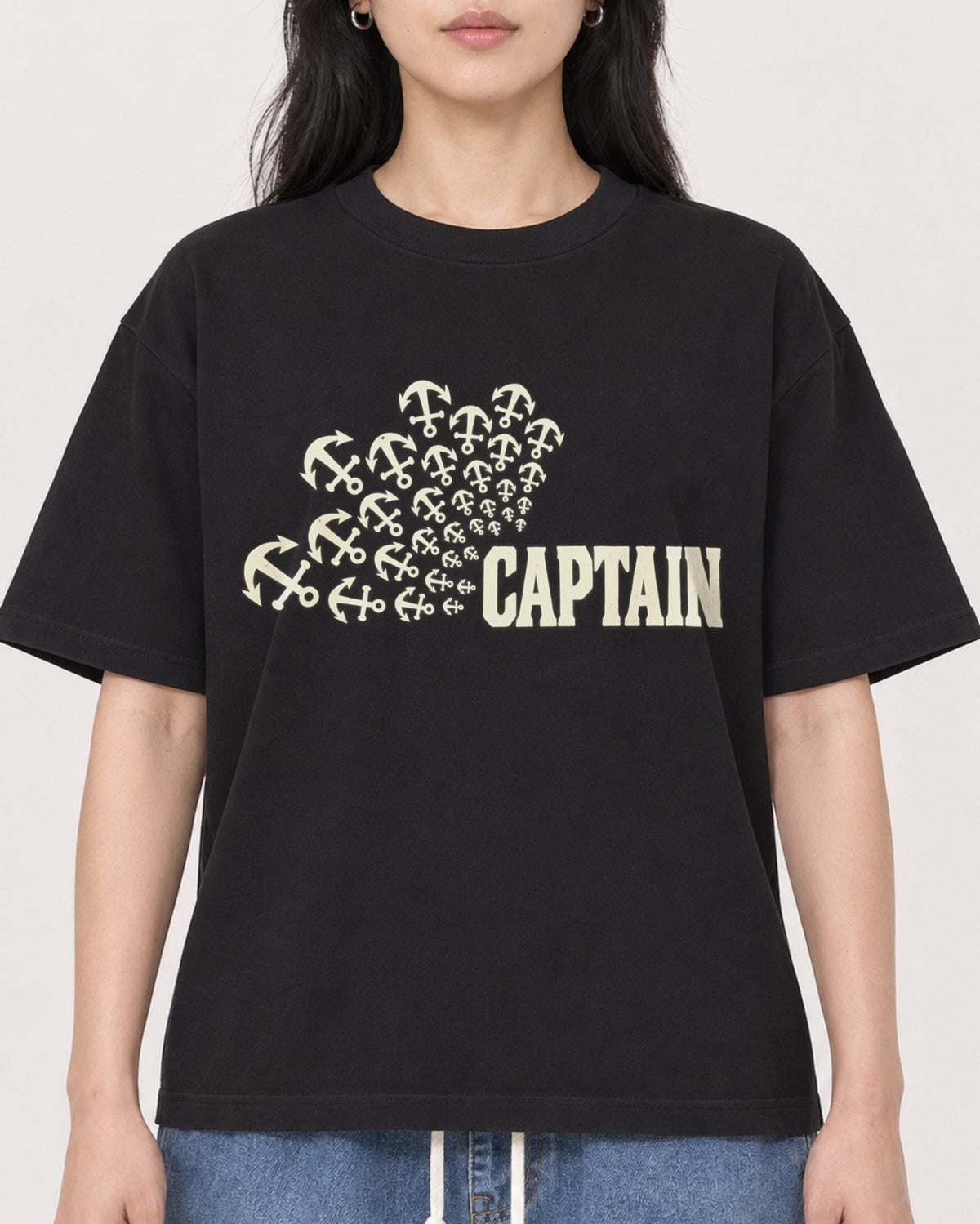 Mockup Boxy Heavyweight Tee Black female close-up 13