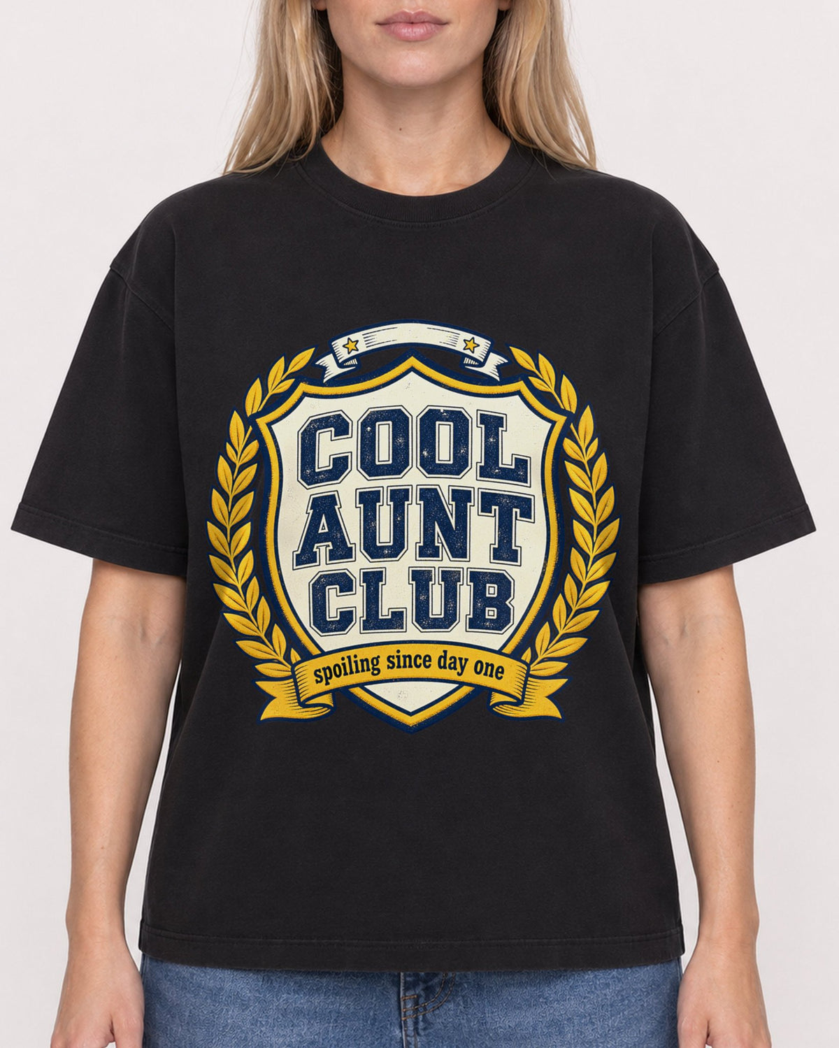 Mockup Boxy Heavyweight Tee Black female close-up 08