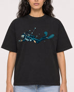 Mockup Boxy Heavyweight Tee Black female close-up 07