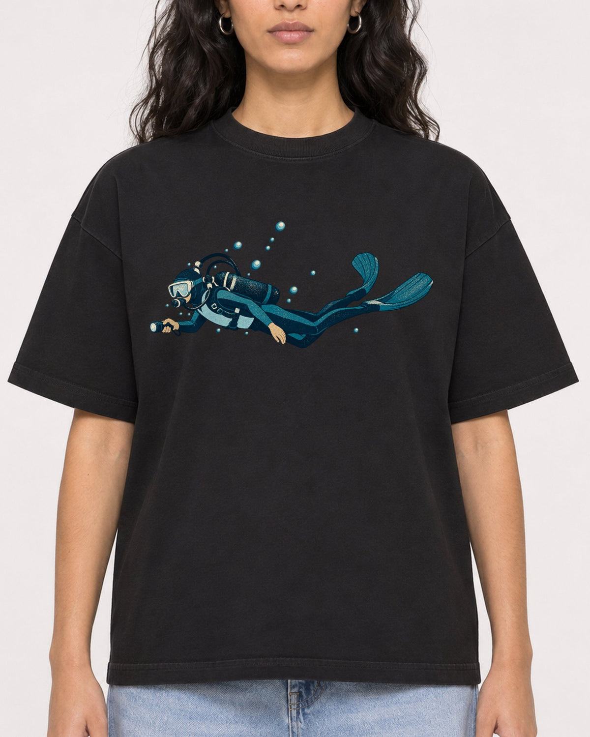 Mockup Boxy Heavyweight Tee Black female close-up 07