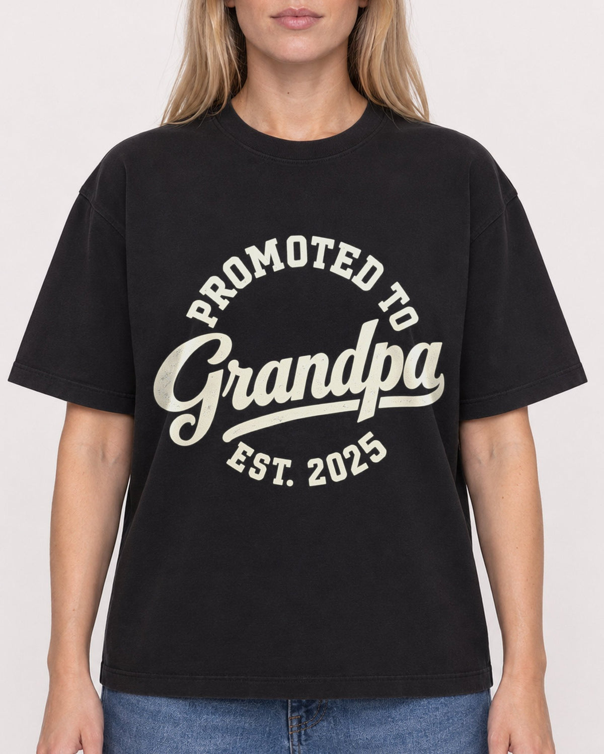 Mockup Boxy Heavyweight Tee Black female close-up 08