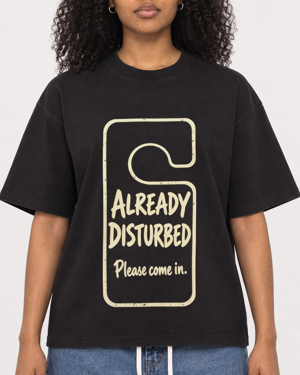 Mockup Boxy Heavyweight Tee Black female close-up 05