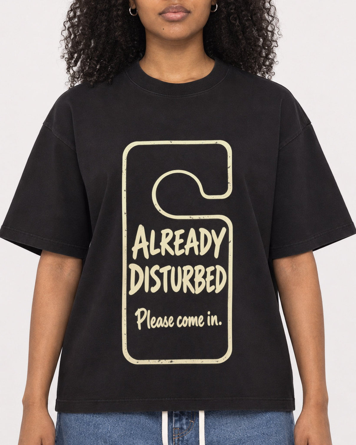 Mockup Boxy Heavyweight Tee Black female close-up 05