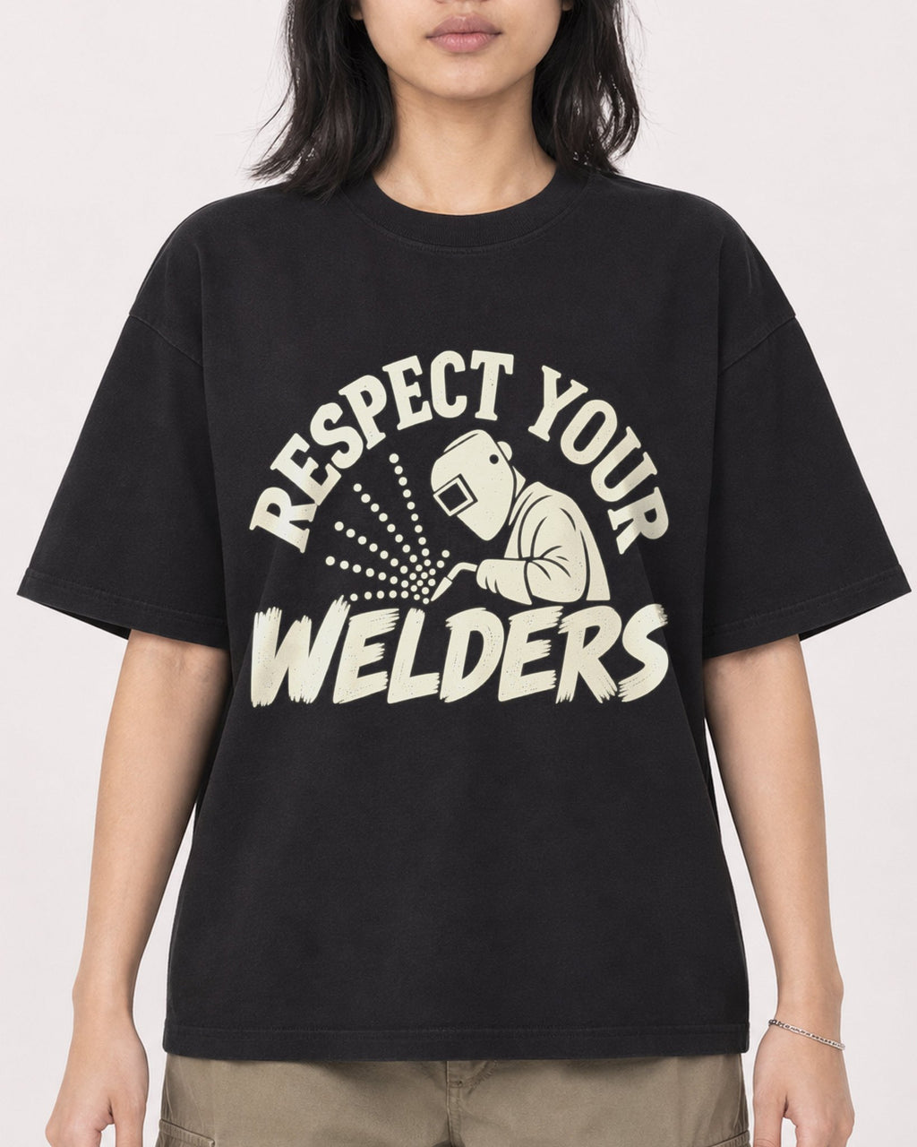 Mockup Boxy Heavyweight Tee Black female close-up 22