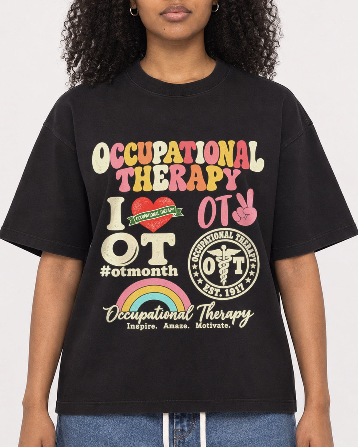 Mockup Boxy Heavyweight Tee Black female close-up 05