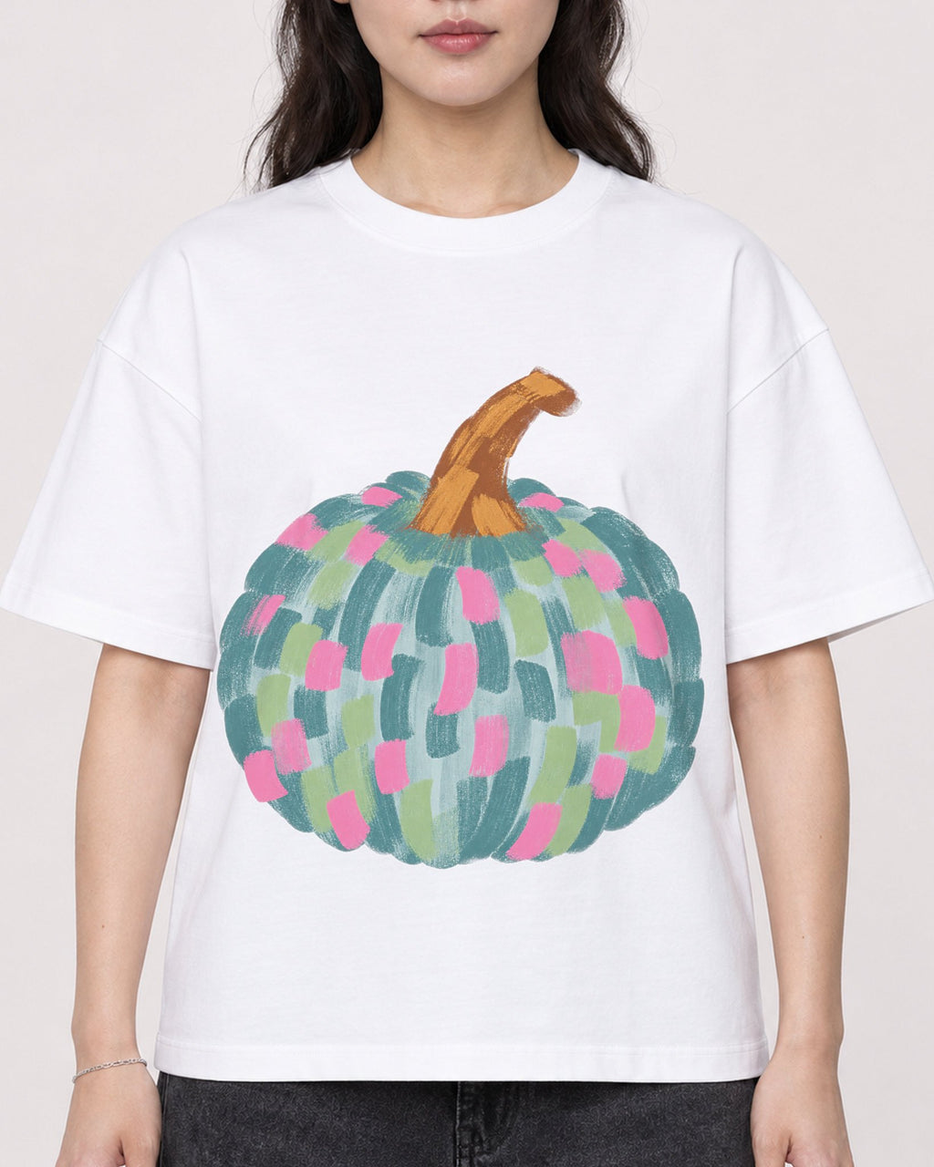 Mockup Boxy Heavyweight Tee White female close-up 03