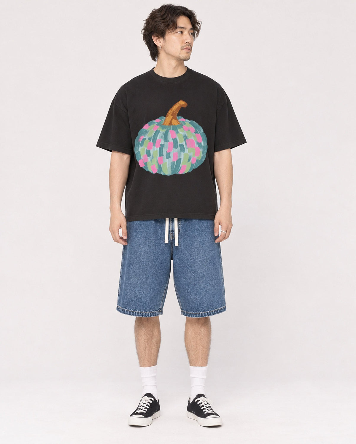 Mockup Boxy Heavyweight Tee Black male full-body 03