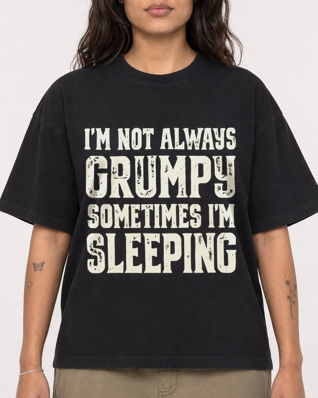Mockup Boxy Heavyweight Tee Black female close-up 06