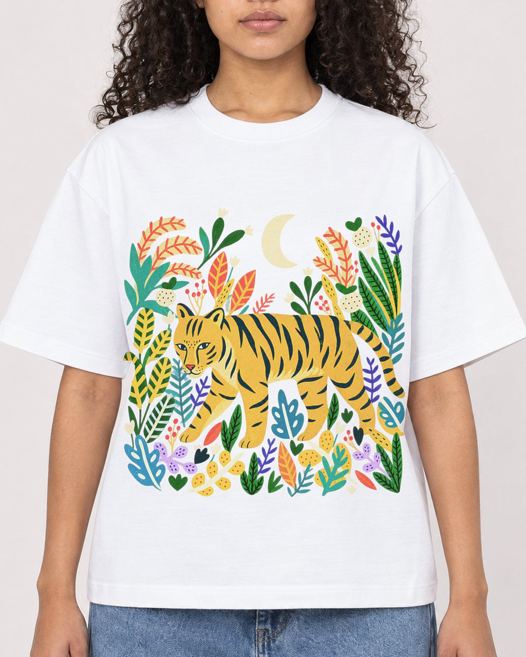 Mockup Boxy Heavyweight Tee White female close-up 10