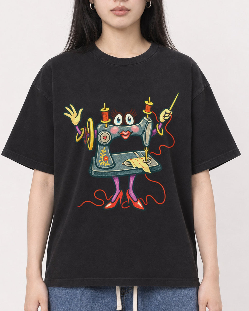 Mockup Boxy Heavyweight Tee Black female close-up 01