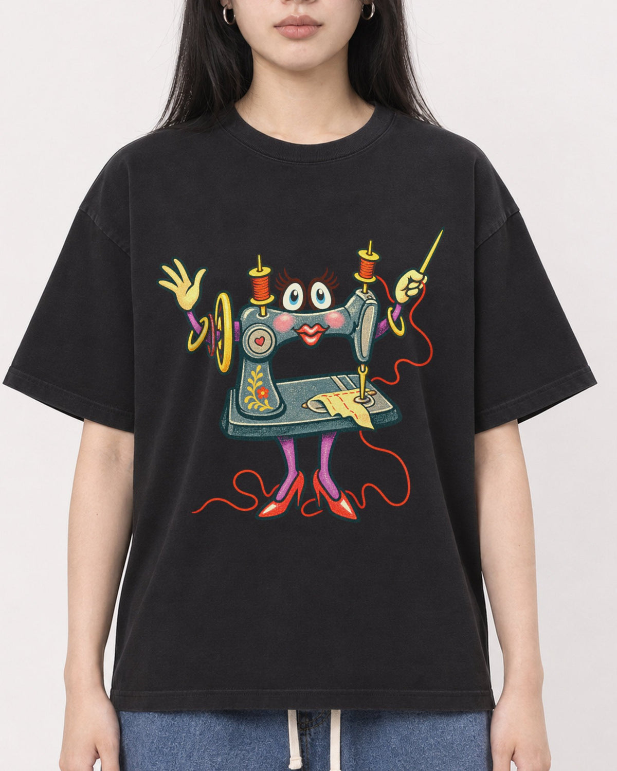 Mockup Boxy Heavyweight Tee Black female close-up 01