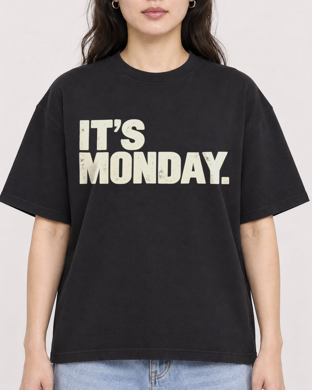 Mockup Boxy Heavyweight Tee Black female close-up 03