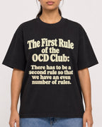Mockup Boxy Heavyweight Tee Black female close-up 16