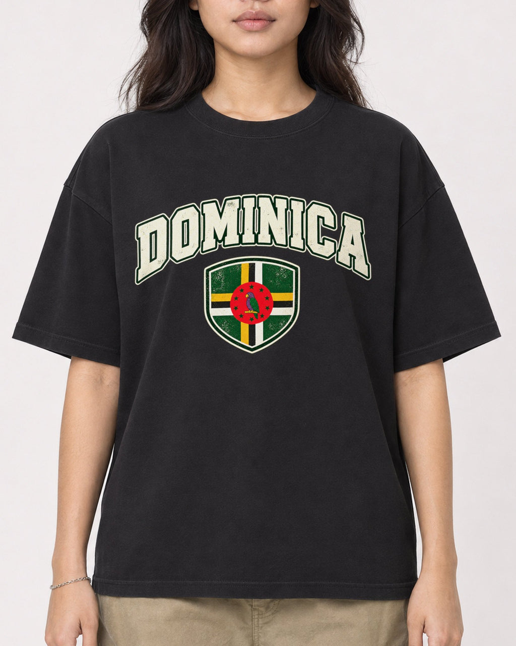 Mockup Boxy Heavyweight Tee Black female close-up 02