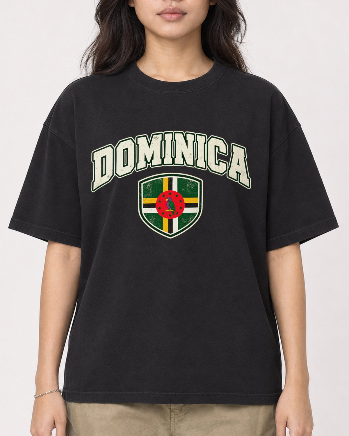 Mockup Boxy Heavyweight Tee Black female close-up 02