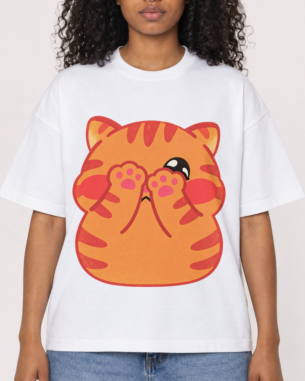 Mockup Boxy Heavyweight Tee White female close-up 05