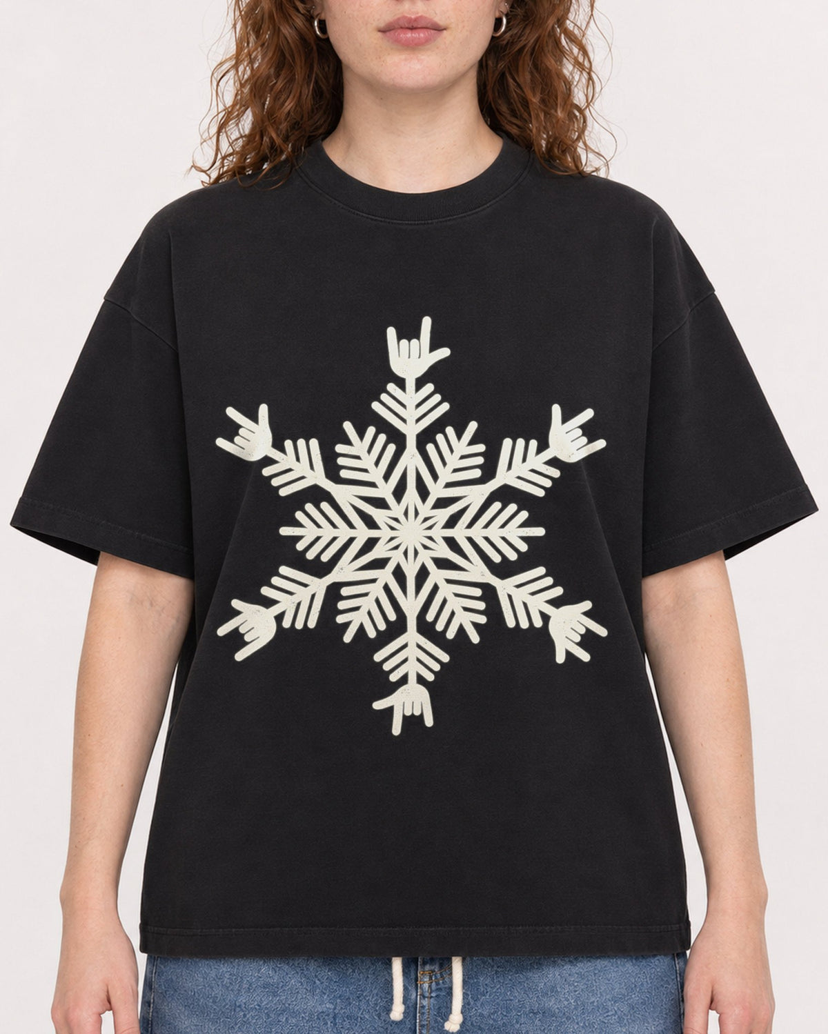 Mockup Boxy Heavyweight Tee Black female close-up 09
