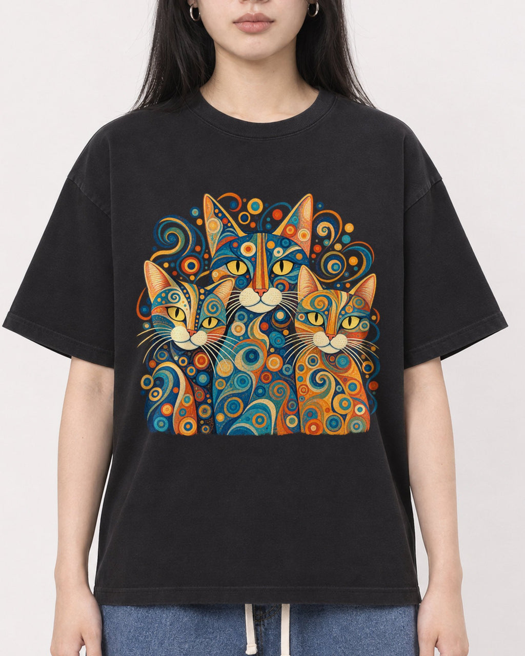 Mockup Boxy Heavyweight Tee Black female close-up 01