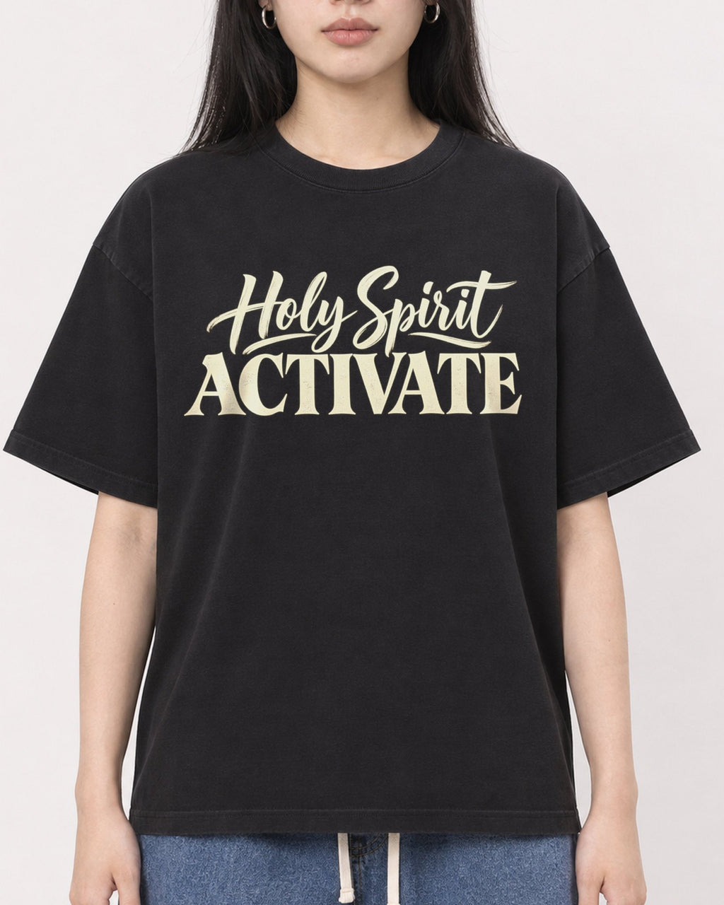 Mockup Boxy Heavyweight Tee Black female close-up 01