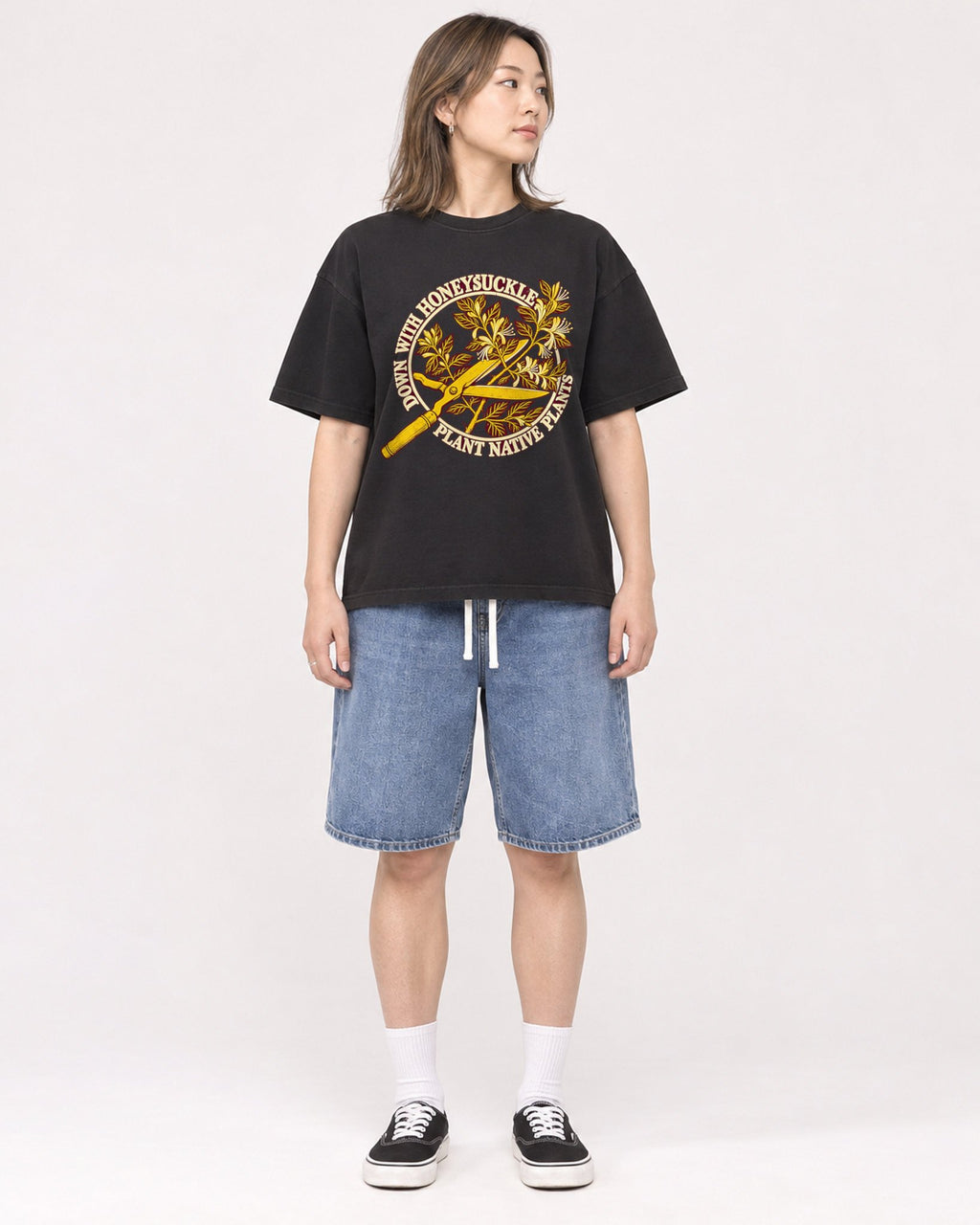 Mockup Boxy Heavyweight Tee Black female full-body 33