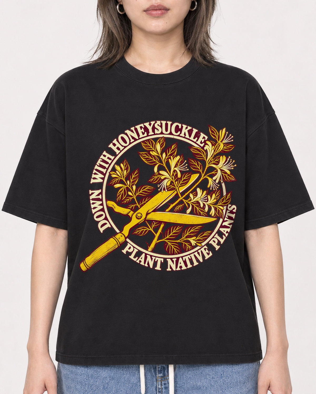 Mockup Boxy Heavyweight Tee Black female close-up 33
